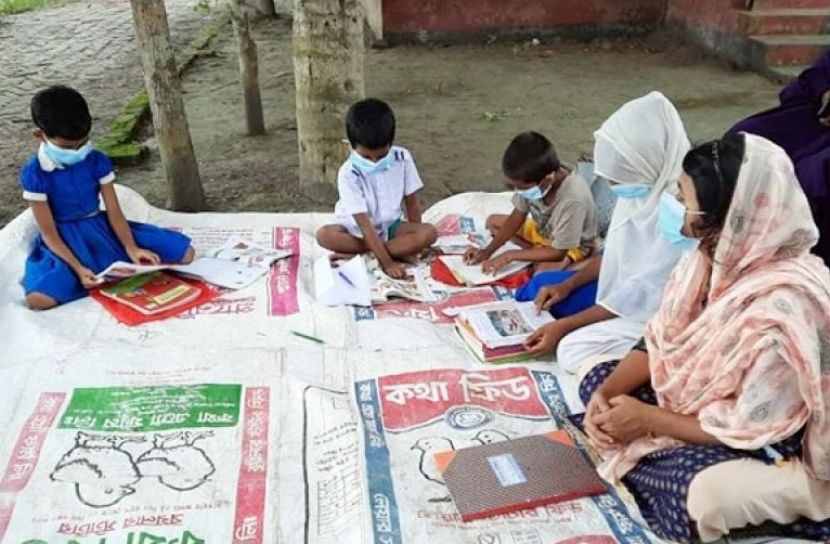 খোলা আকাশের নিচে পাঠদান চলছে।