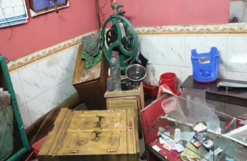 ১০০ ভরি স্বর্ণ ও ৩০ লক্ষাধিক টাকা লুট