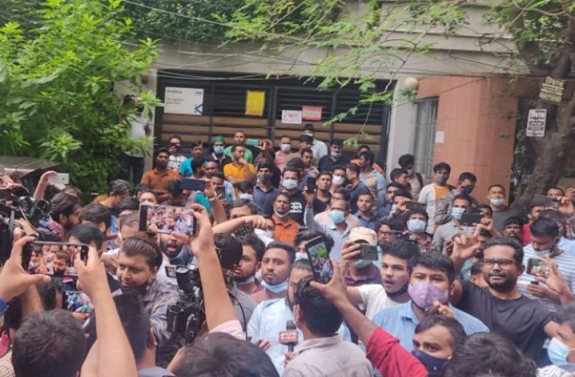 রাসেলের ব্যবসার সুযোগের দাবিতে বিক্ষোভ