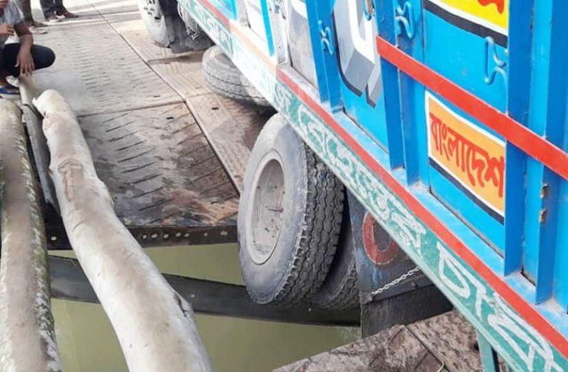 ভেঙে গেছে সেতুর পাটাতন।