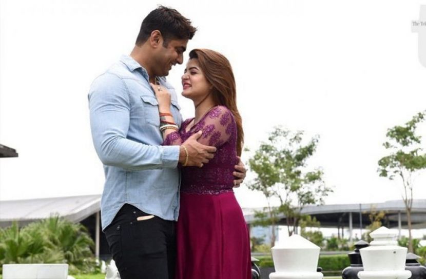 রোশানের স্ট্যাটাসে নড়েচড়ে বসলেন শ্রাবন্তী