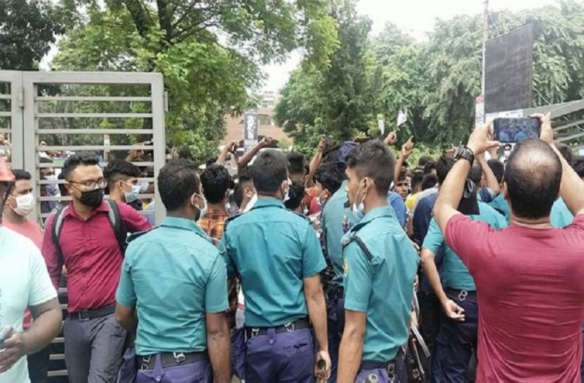 টিকা না পাওয়ায় প্রবাসীদের বিক্ষোভ