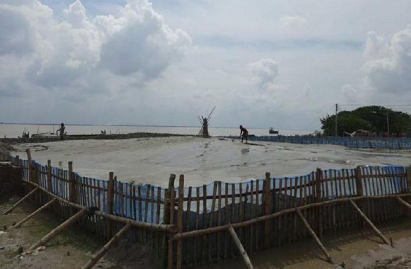 প্রশাসনকে বৃদ্ধাঙ্গুলি দেখিয়ে ফের বালু উত্তোলন