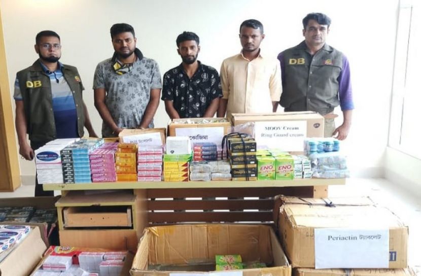 গ্রেফতারকৃত ফয়সাল আহমেদ, সুমন চন্দ্র মল্লিক, মো. লিটন গাজী