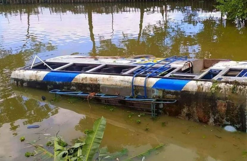 দুর্ঘটনা কবলিত  বাস।