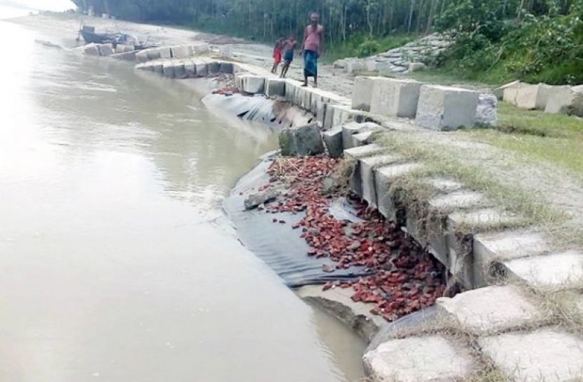 যমুনা নদীর তীর রক্ষা  বাঁধ।