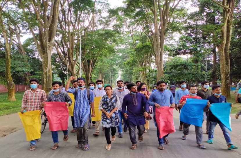 ক্যাম্পাস খোলার দাবিতে রাবি শিক্ষার্থীদের মানববন্ধন 
