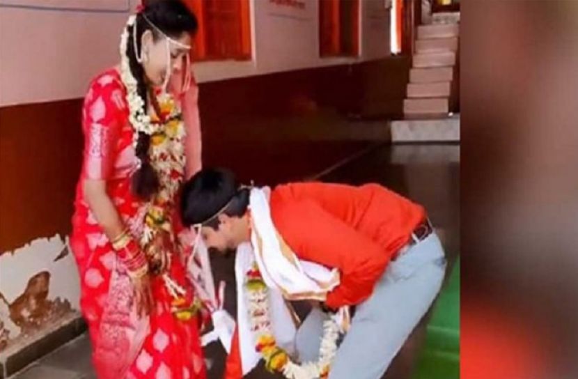 নববধূর পা ছুঁয়ে আশীর্বাদ নিলেন স্বামী (ভিডিও)