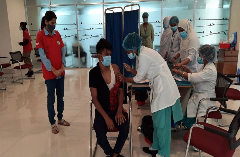 ঢামেকে প্রবাসীদের টিকা দেওয়া শুরু