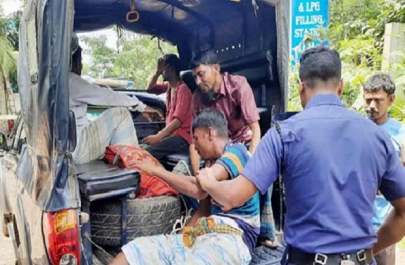 পুলিশের গাড়িতে বিস্ফোরণে আহত ৮