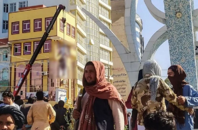 অপহরণকারীর লাশ ক্রেনে ঝুলিয়ে ‘শিক্ষা’