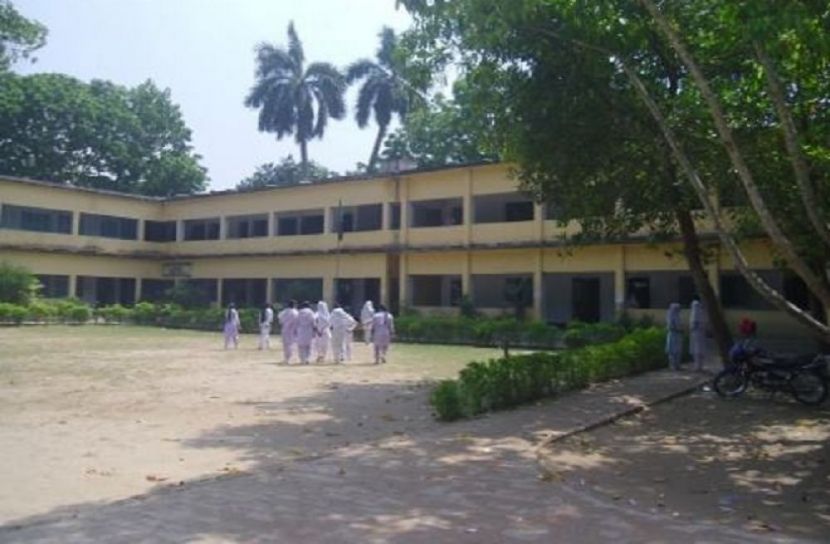 স্কুলছাত্রী