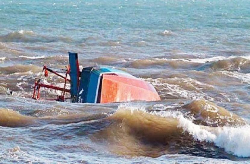 সাগরে ট্রলারডুবি, তিন জেলের মরদেহ উদ্ধার
