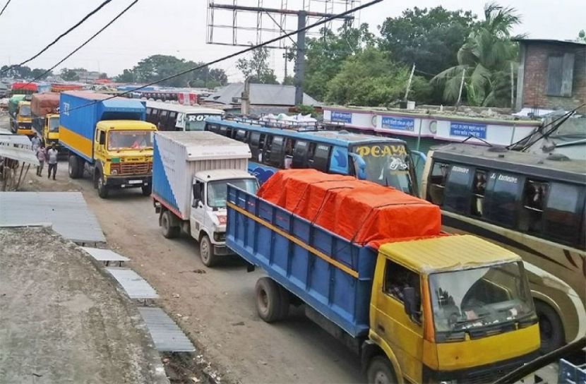 দৌলতদিয়া ঘাটে যানবাহনের দীর্ঘসারি