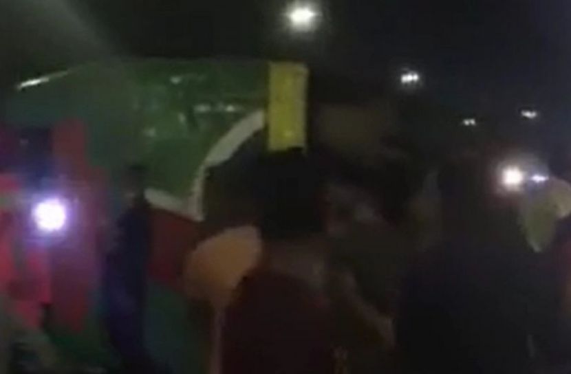 বাস উল্টে যান চলাচল বন্ধ, আহত ৬