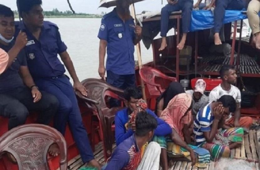 ইলিশ ধরায় দশ জেলে আটক