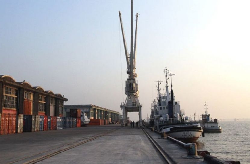 মোংলা বন্দরে জাহাজে পণ্য খালাস বন্ধ