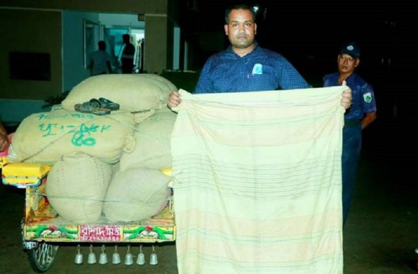 পুলিশ অভিযুক্তের লুঙ্গি ও জুতা জব্দ করে