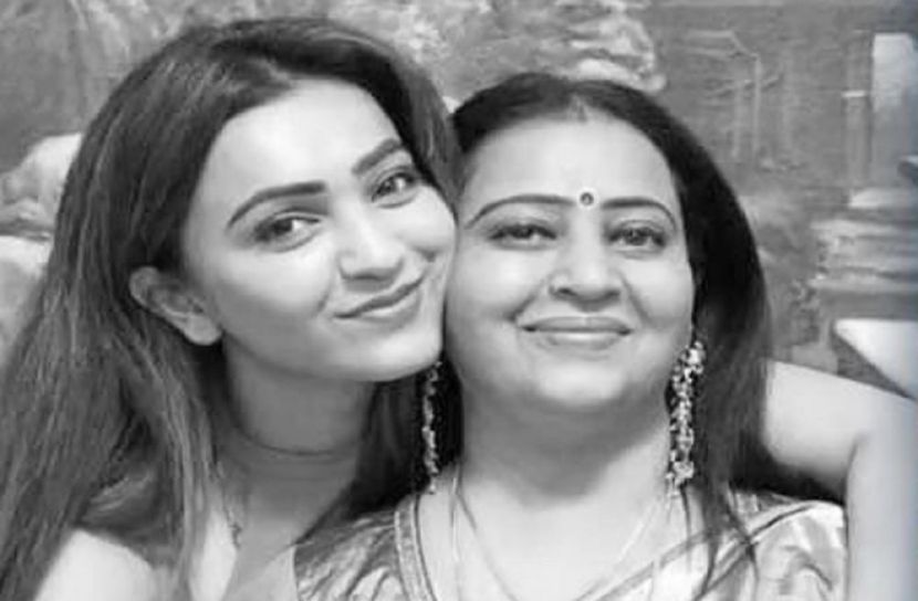 কৌশানী মুখোপাধ্যায় ও তার মা