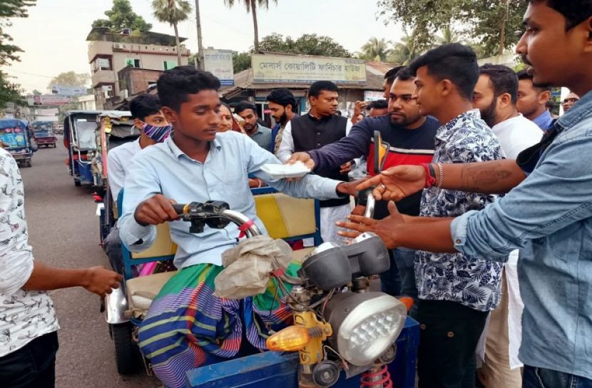 যুবলীগের প্রতিষ্ঠা বার্ষিকীতে যুবলীগ নেতা রুপমের খাবার বিতরণ