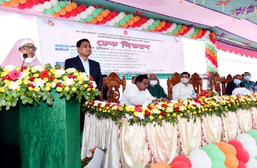 কোটি টাকার সহায়তা শ্রম প্রতিমন্ত্রীর