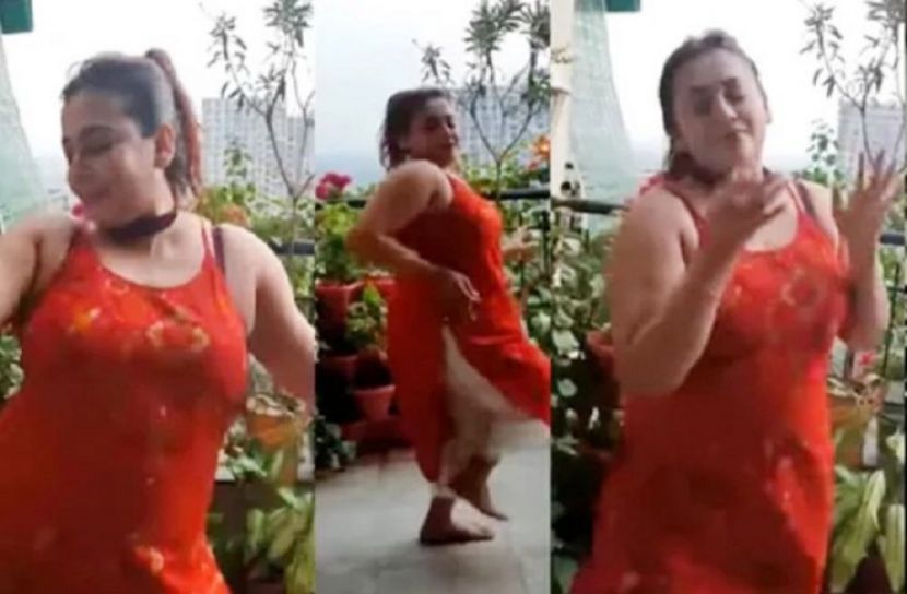 মানিকে মাগে হিথে'র নাচে শ্রীলেখা মিত্র