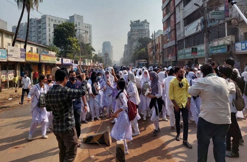 ‘হাফ ভাড়া’ দিতে চাওয়ায় ধর্ষণের হুমকি, সড়ক অবরোধ