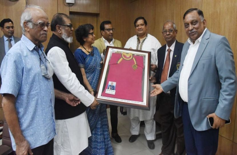 স্বাধীন বাংলা ফুটবল দলের জার্সি মুক্তিযুদ্ধ জাদুঘরে হস্তান্তর 