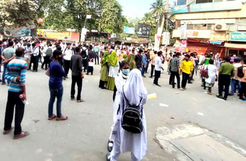 হাফ ভাড়ার দাবিতে আবারও আন্দোলনে শিক্ষার্থীরা