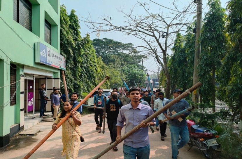 জাতীয় কবি কাজী নজরুল ইসলাম বিশ্ববিদ্যালয়ের আন্দোলনরত শিক্ষার্থীদের একাংশ