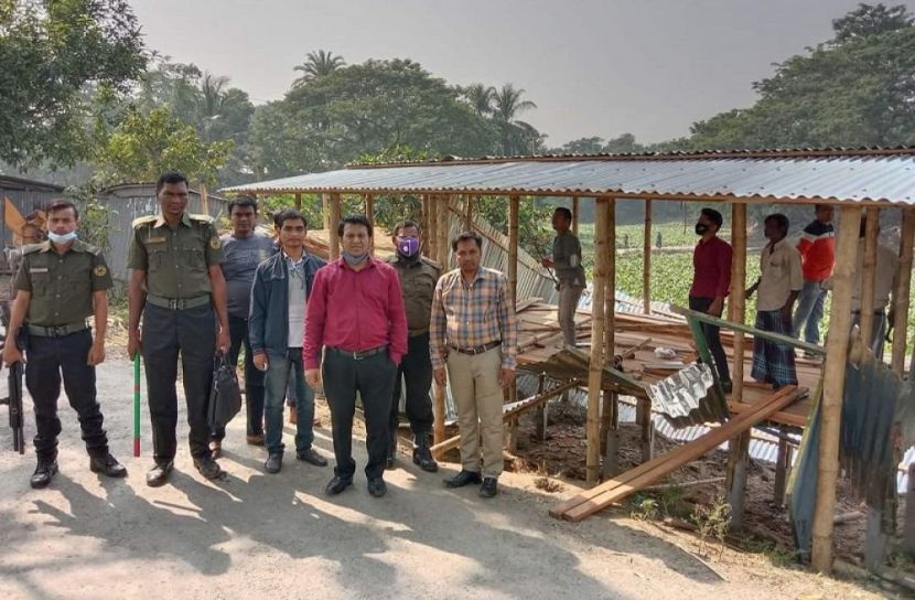 বোয়ালমারীতে অবৈধ স্থাপনা ও ড্রেজার ধ্বংস
