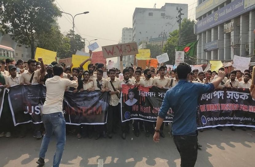 গুলিস্তানে শিক্ষার্থীদের সড়ক অবরোধ