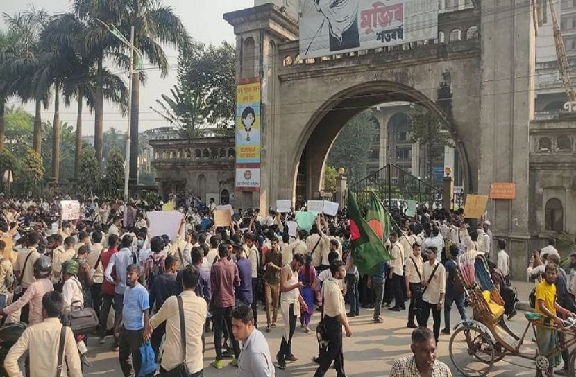 ঢাকা দক্ষিন সিটি করপোরেশনের প্রধান ফটকের সামনে শিক্ষার্থীদের অবস্থান কর্মসূচি