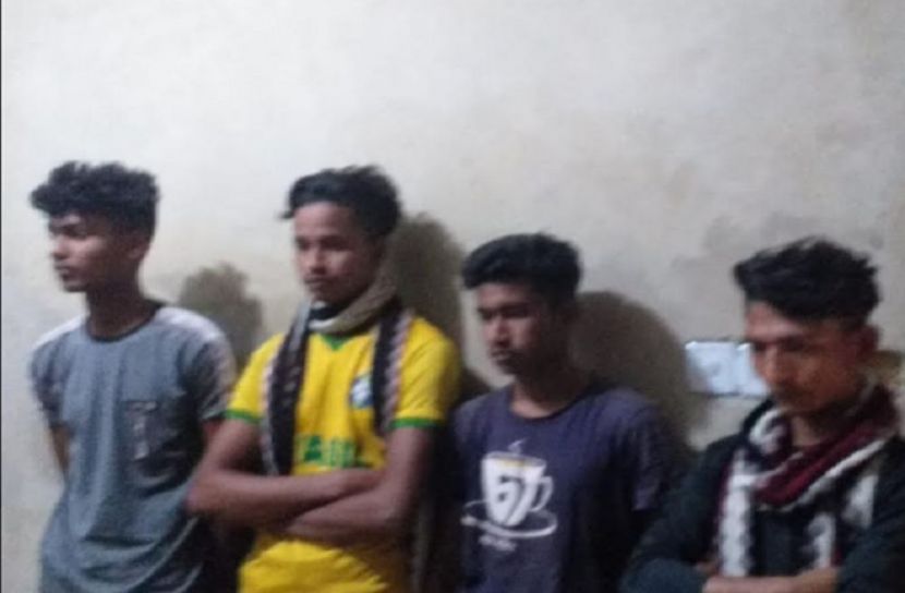 বেগমগঞ্জে দেশীয় অস্ত্র নিয়ে ২ কিশোরসহ গ্রেফতার ৪