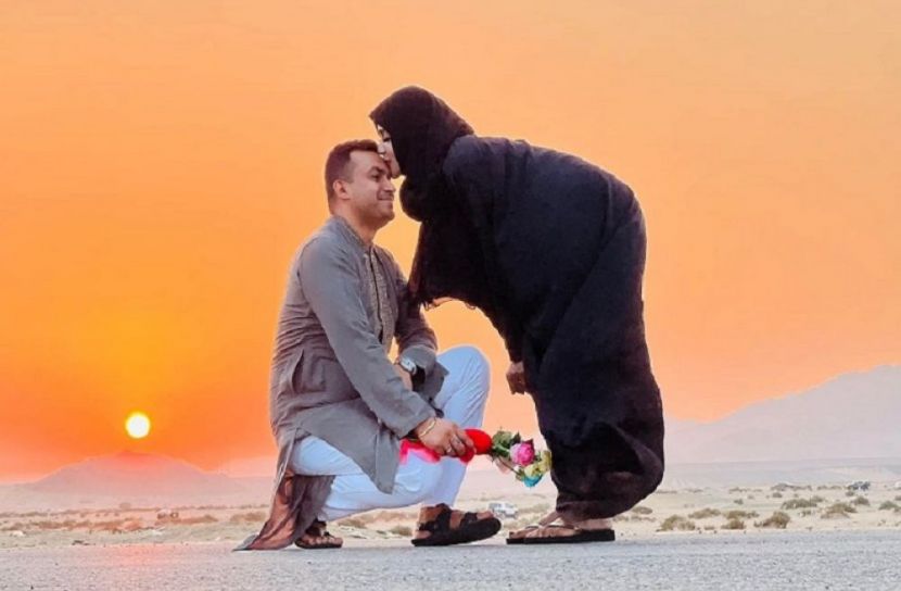 সৌদি আরবে স্বামীকে মাহির উষ্ণ চুম্বন