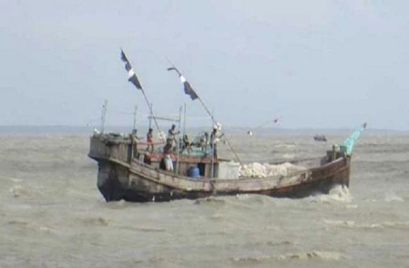 সাগরে ৫দিন ধরে ভাসা ১৩ জেলে উদ্ধার