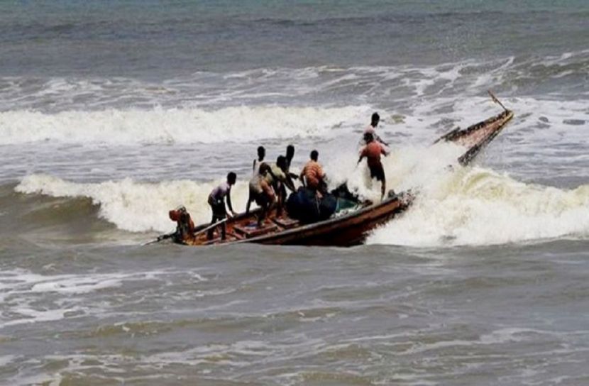 বঙ্গোপসাগরে ট্রলারডুবি, ২০ জেলে নিখোঁজ 