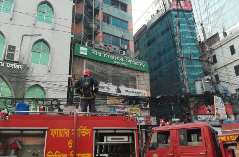 বাংলামোটরে ১০ তলা ভবনে আগুন