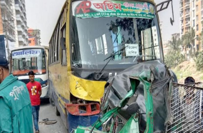 রাজধানীতে বাসের ধাক্কায় নিহত ২, আহত ২