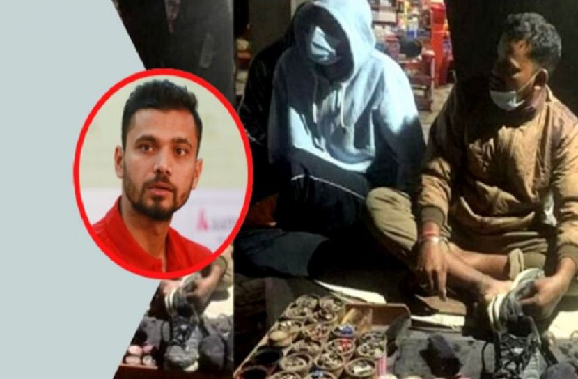 জুতা সেলাই করছে বন্ধু, পাশে বসে আছে মাশরাফি