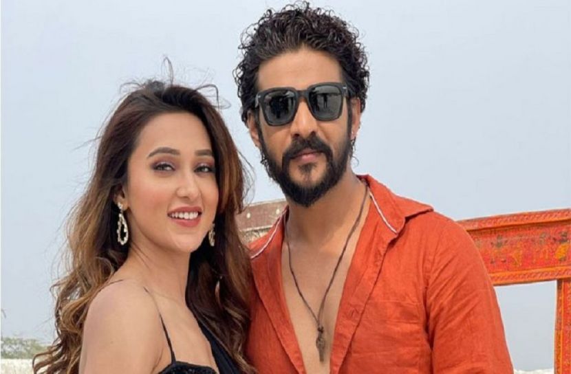 মিমি চক্রবর্তী ও নিরব