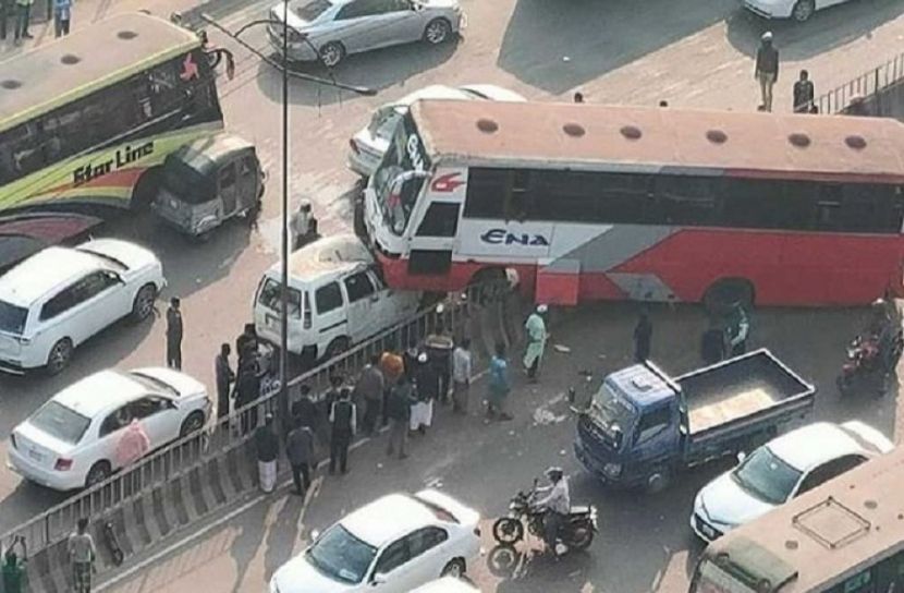 সড়ক বিভাজক ভেঙে মাইক্রোকে চাপা দিলো এনা