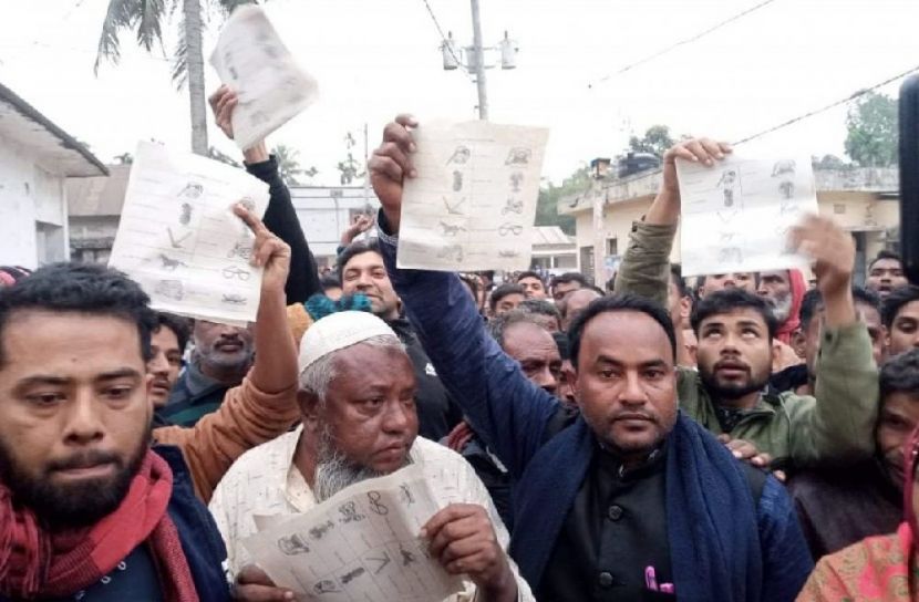 উলিপুরে টয়লেট থেকে ব্যালট পেপার উদ্ধার 
