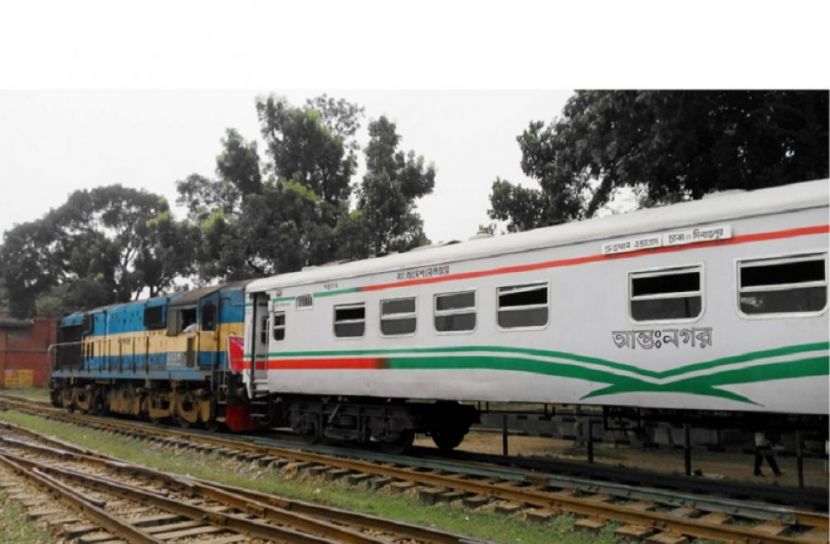 মাঝ পথে  বিকল, ঢাকার সাথে ট্রেন যোগাযোগ বিচ্ছিন্ন