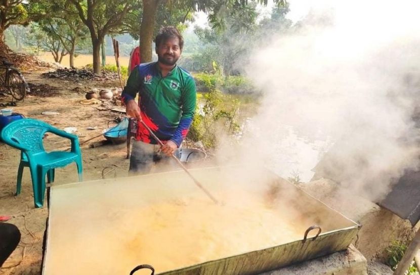 খেজুরের রস সংগ্রহ করে নিজেই তৈরি ভেজালমুক্ত ফ্রেশ গুড়