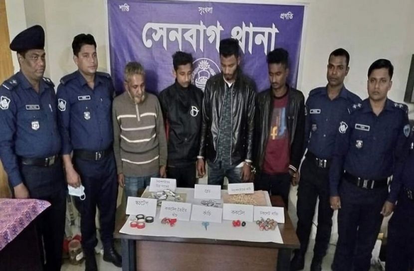 ককটেল তৈরির সরঞ্জামসহ গ্রেফতার ৪