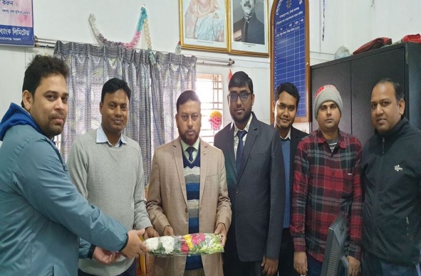সোনালী ব্যাংকে পদোন্নতি: গোমস্তাপুরে ব্যবস্থাপককে সংবর্ধনা