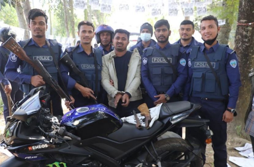 ভোট কেন্দ্রের পাশে থেকে অস্ত্রসহ যুবক আটক
