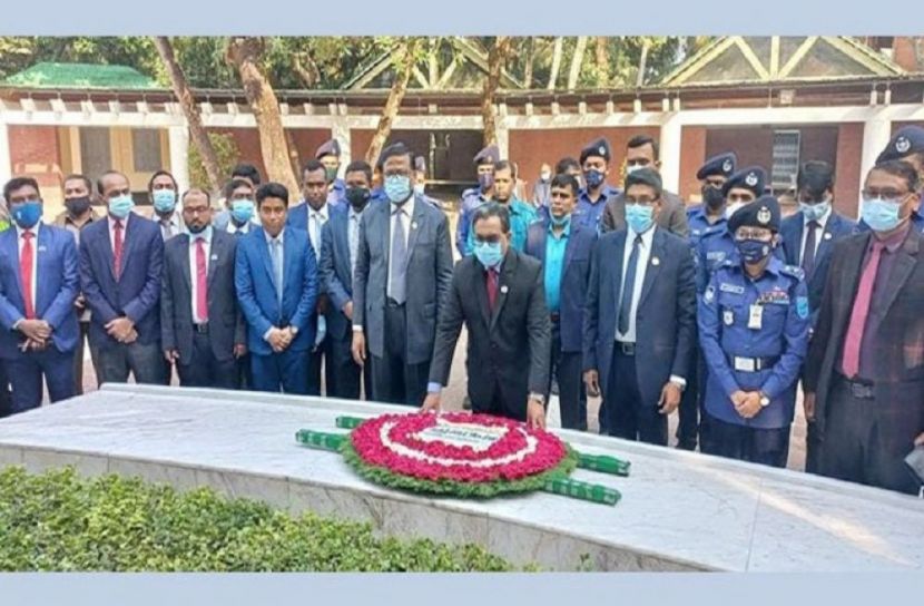 বঙ্গবন্ধুর সমাধিতে শ্রদ্ধা জানালেন প্রধান বিচারপতি
