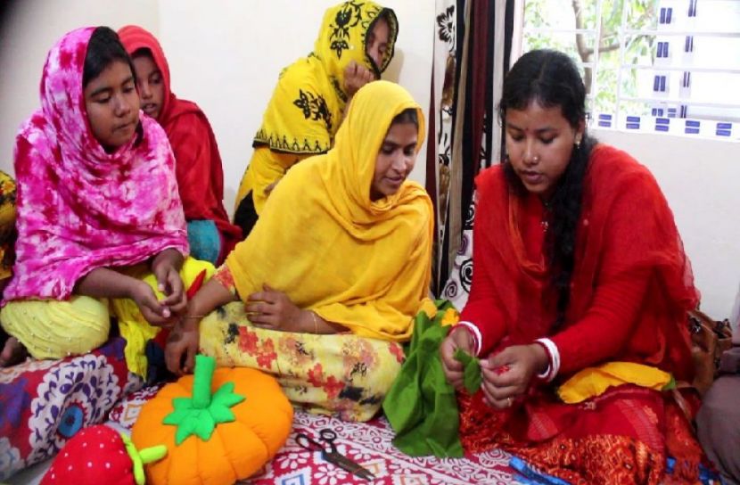 ঠাকুরগাঁওয়ে এক নারী উদ্যোক্তার চেষ্টায় সফলতার পথে অনেক নারী